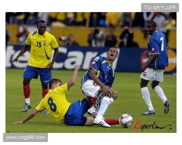 慎入!厄瓜多尔联赛球员遭飞铲骨折 慎入!厄瓜多尔联赛球员遭飞铲骨折